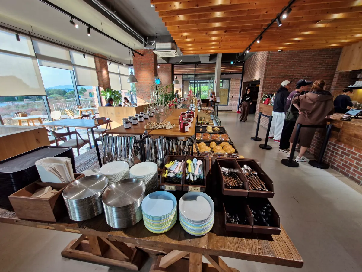 카운터-앞에-있는-식기류와-테이블