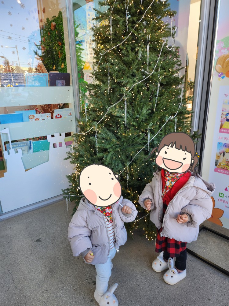 크리스마스 트리와 아이들