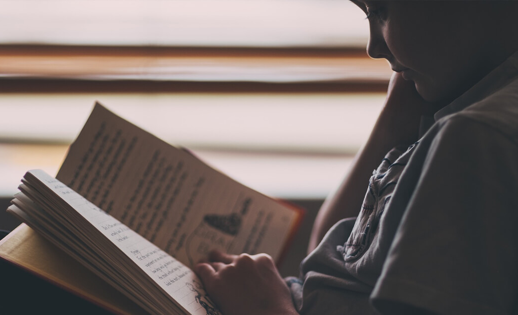 책을-읽고-있는-아이