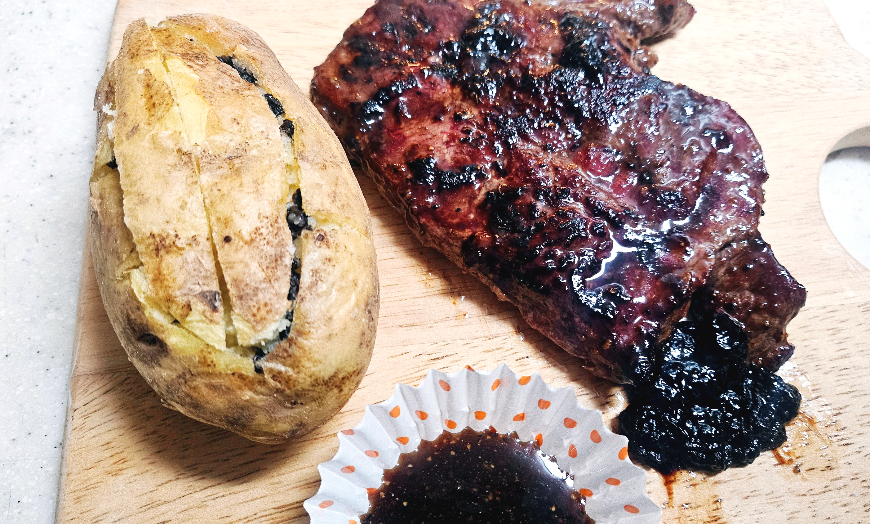 트러플 감자를 곁들인 빕스 1997 스테이크 완성 비주얼