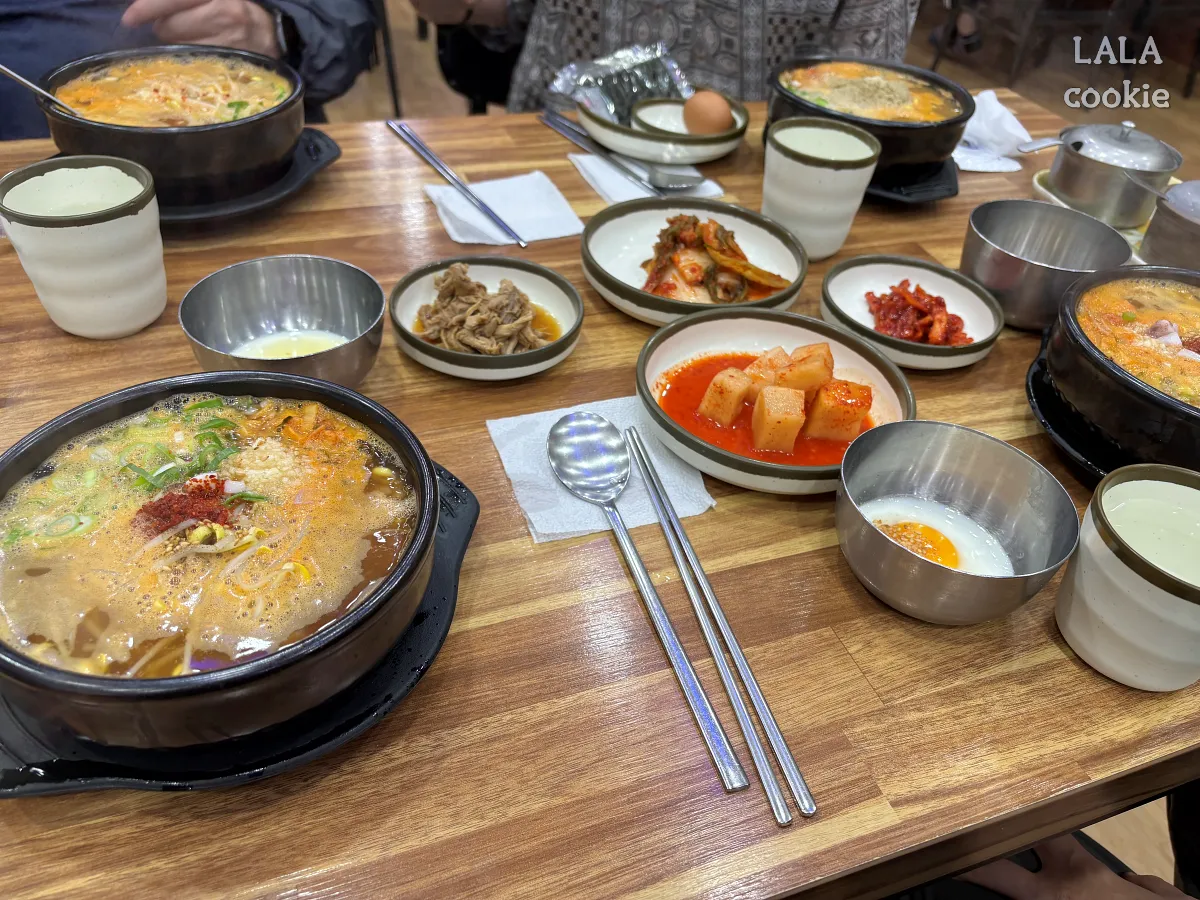 창원-마산회원구-콩남울교실-콩나물국밥-네-그릇과-반찬들