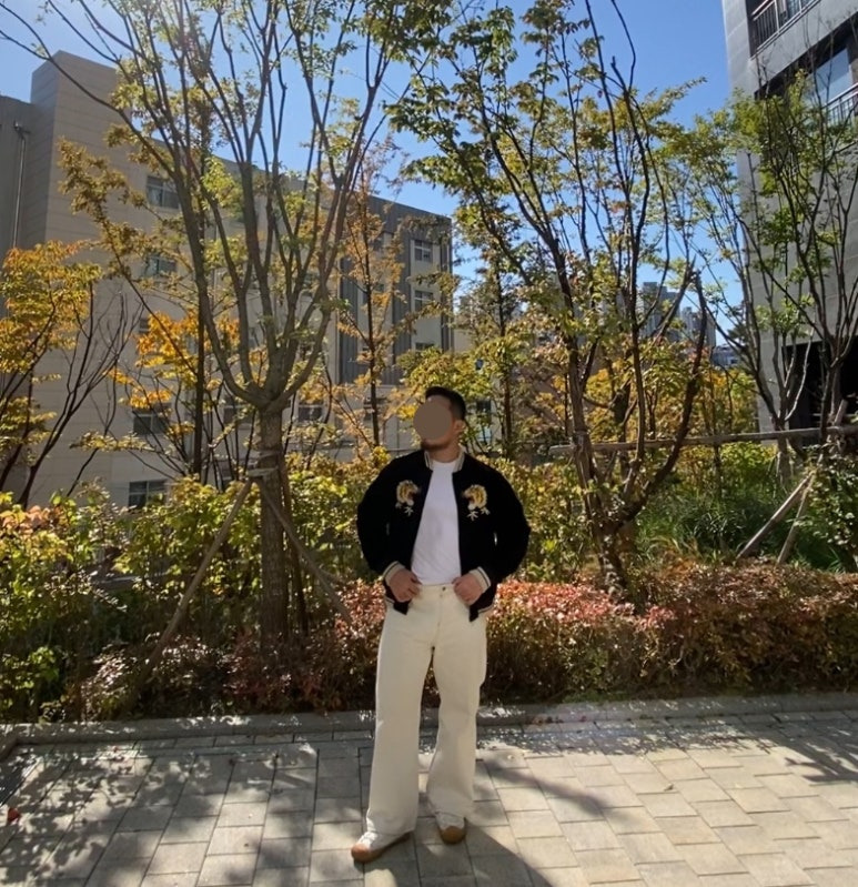 데일리룩('25. 10. 27.)논스탁 리버시블 스카잔 자켓 브론슨 그린 SUKAJAN 호시히메, 무신사스탠다드 티셔츠, 무신사스탠다드 와이드 크림 데님 팬츠, 스텔라레알레 컨버스