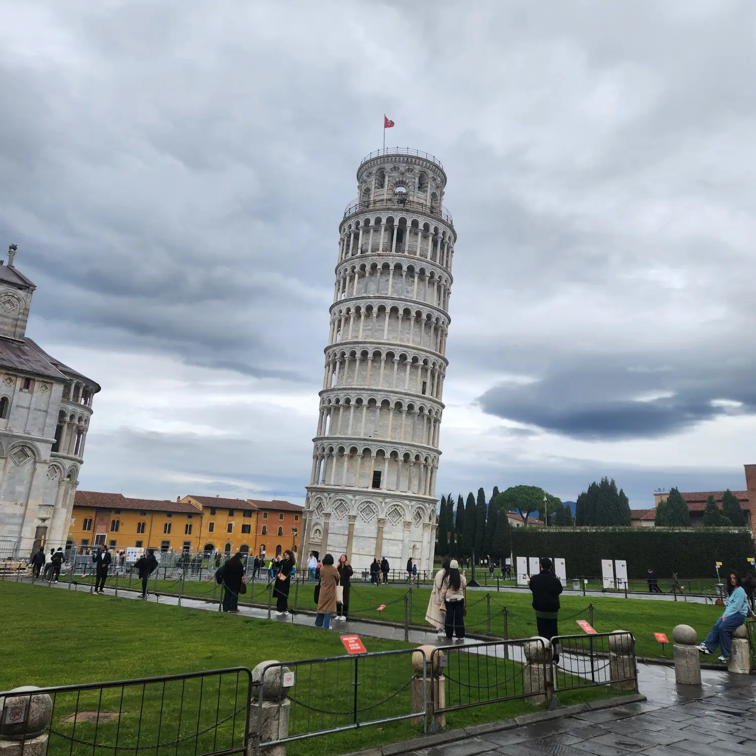 피사의-사탑-앞-사람들
