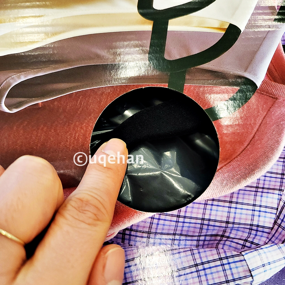 코스트코 논슬립 옷걸이 제품 상자 밖에 구멍이 나있다. 곳으로 옷걸이 하나를 만질 수 있다. 제질은 벨벨 제질로 부드러운 재질이다.