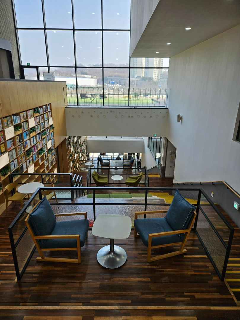 광교 푸른숲 도서관 중앙 통로