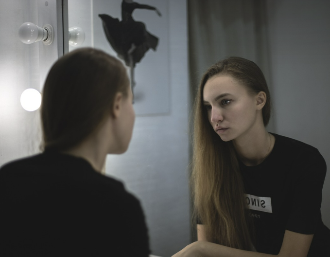 거울 보고 있는 여자