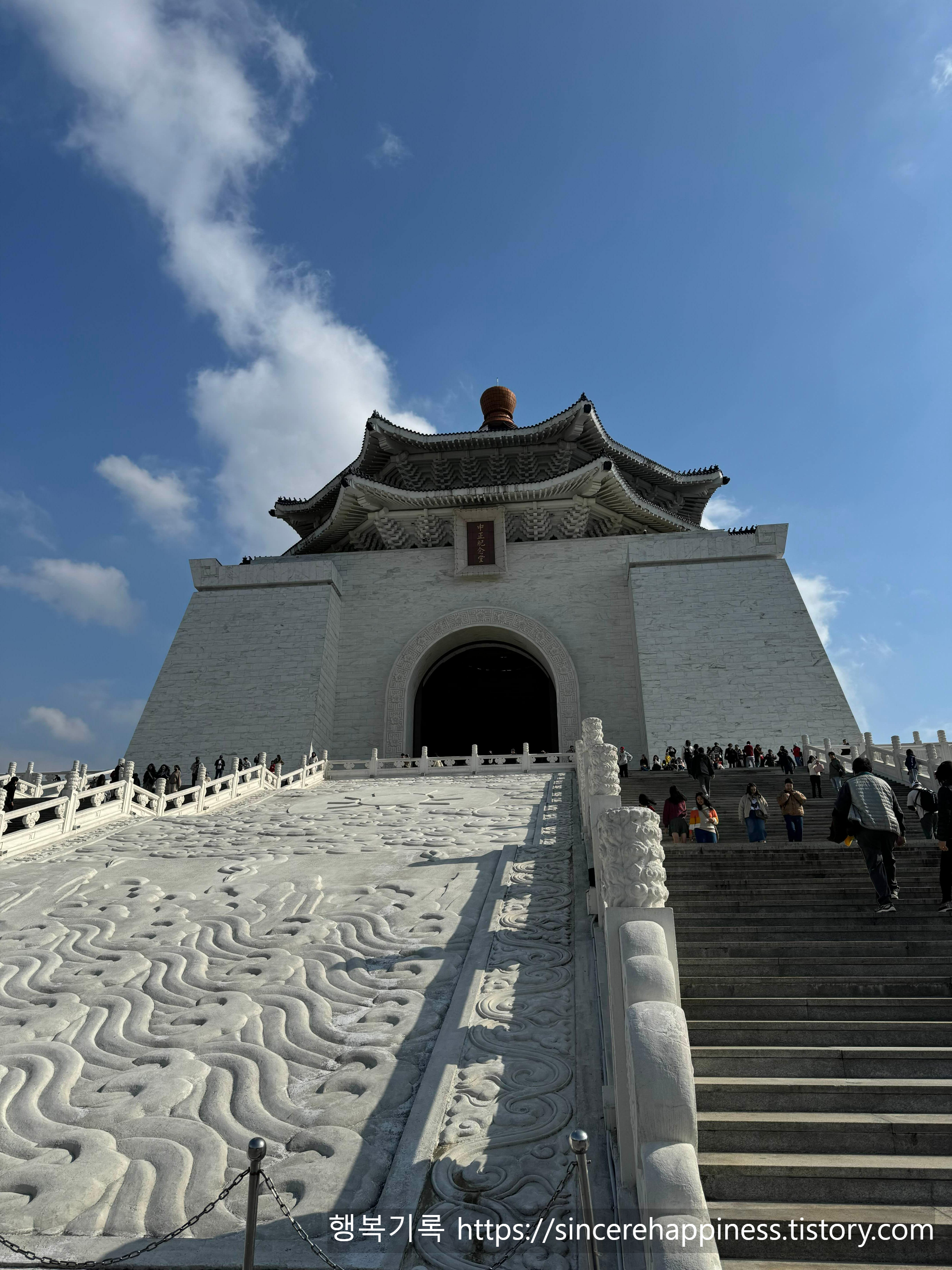 중정기념당 89개 계단과 본관 건물 아래서 본 모습