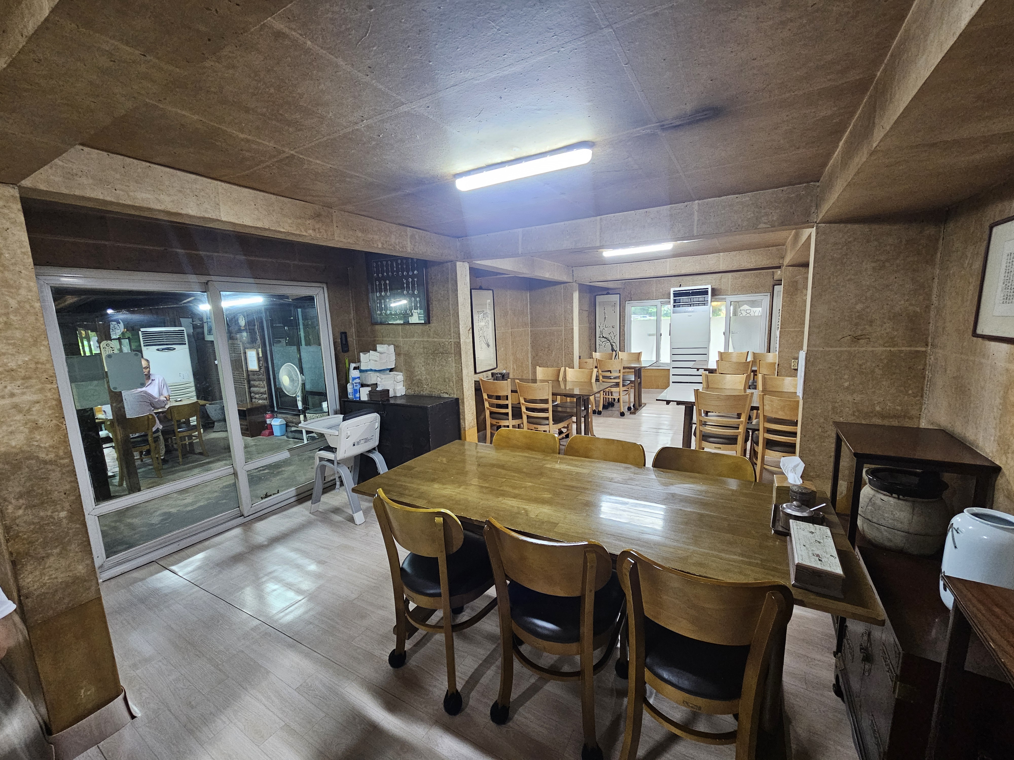 테이블이-배치되어-있는-식당-내부