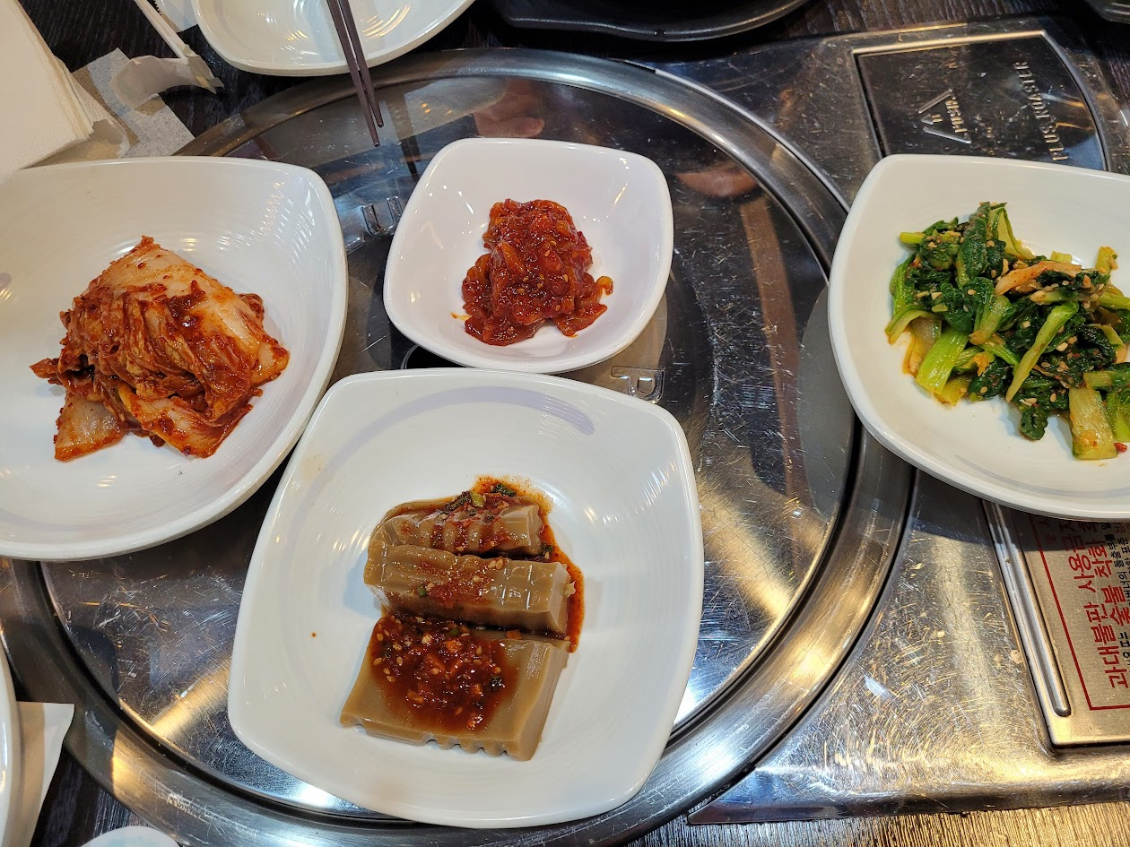 김치,오징어젓갈,도토리묵,나물무침으로 구성된 기본 반찬