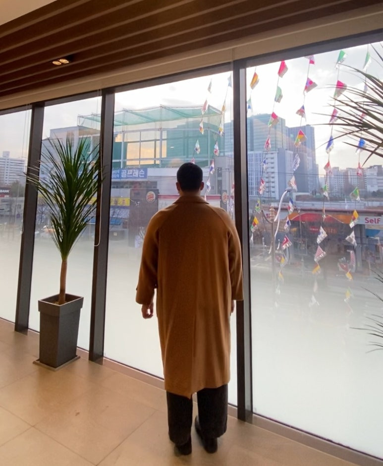 데일리룩('25.12.28.)그레이휴 코트 더블 브레스티드 카멜 롱코트, 무신사스탠다드 아란케이블 크루넥 니트, 무신사스탠다드 와이드 벌룬 팬츠, 폴로랄프로렌 탈란 레더 첼시부츠