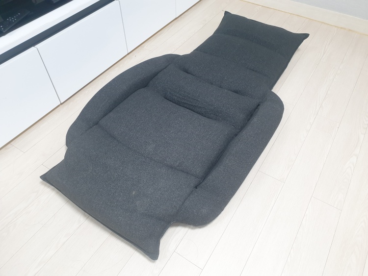 리클라이너 소파 등받이를 최대한 기울인 모습