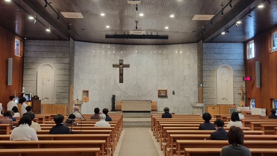 서울 세종로성당 성전 안 제대, 제단, 십자고상, 감실 사진