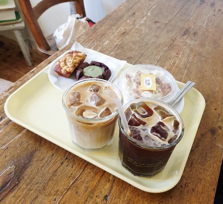 니드스윗-주문한-디저트들과-음료가-테이블에-도착함