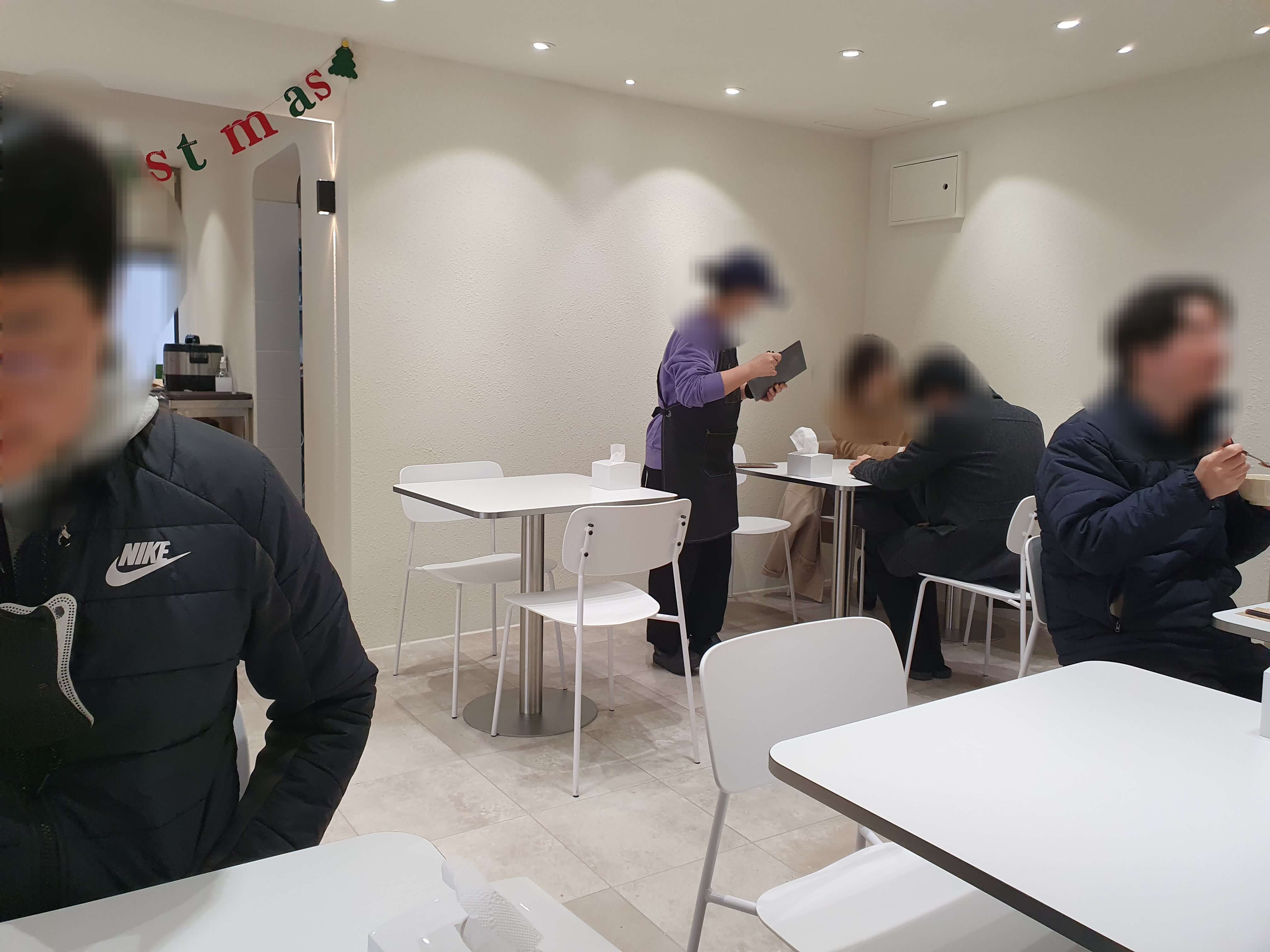 모모니쿠 치킨카츠 내부