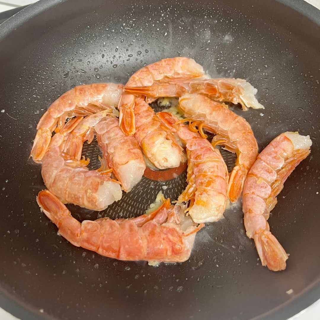 1. 올리브 오일에 새우를 넣고 다진 마늘과 함께 볶습니다.