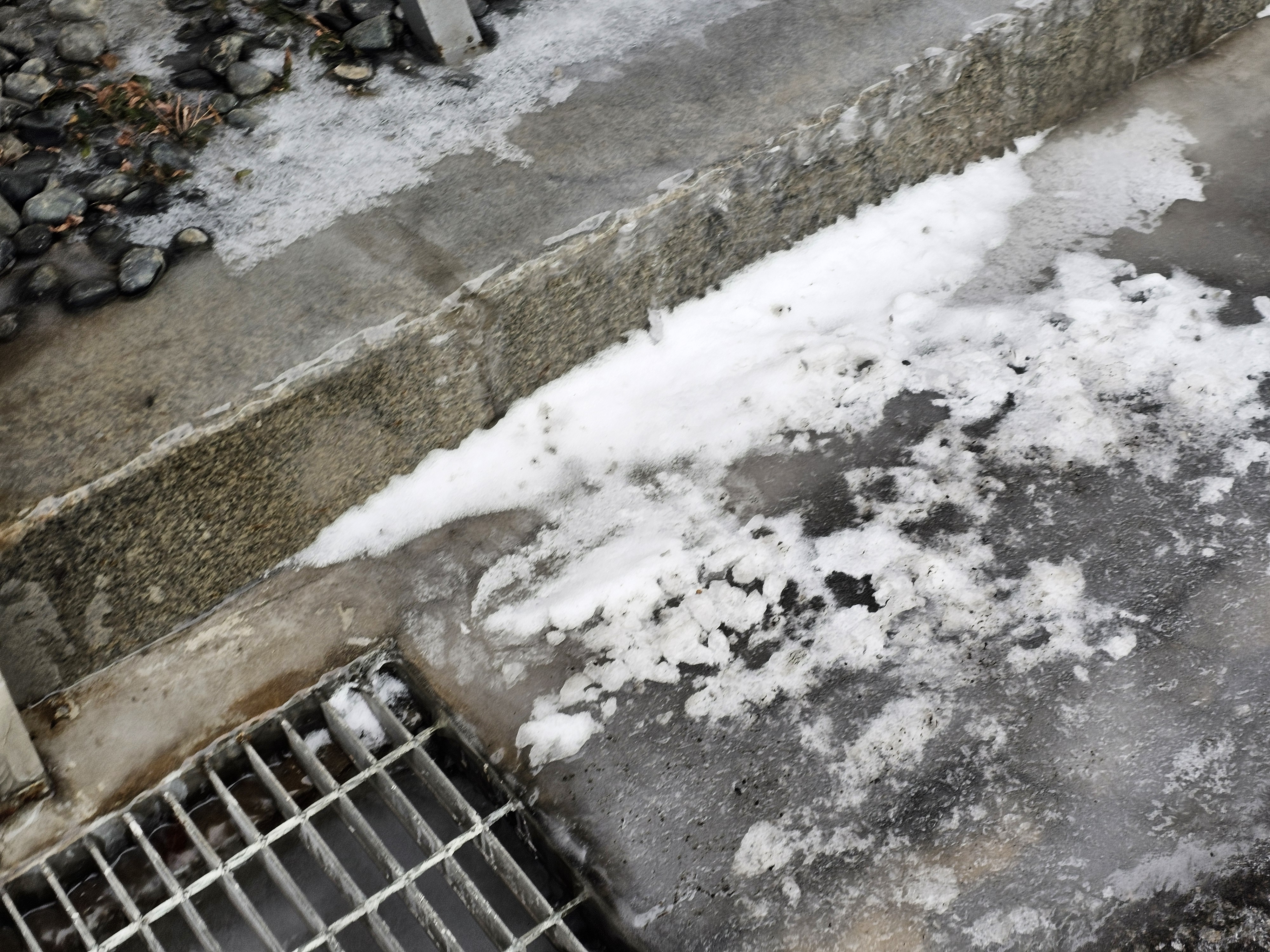 얼어붙은 배관을 미지근한 물로 천천히 데우며 해동하는 모습