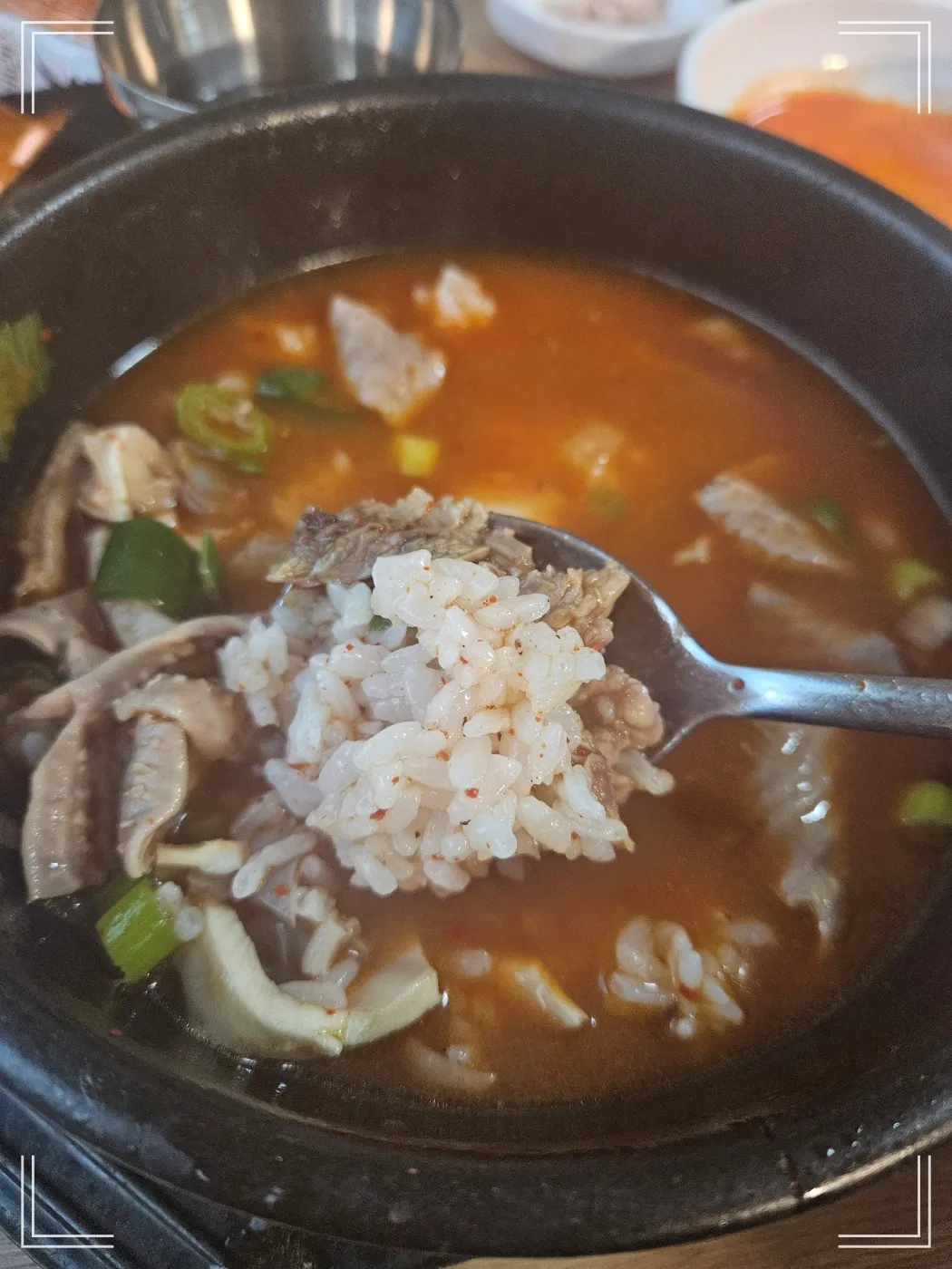 얼큰한 빨간국물-모듬국밥-흰쌀밥과 함께