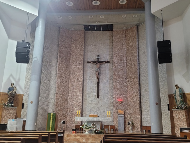 평택 서정동성당 성전 안 제대, 제단, 감실, 십자고상, 요셉 성인과 아기 예수 상, 성모상 사진입니다.