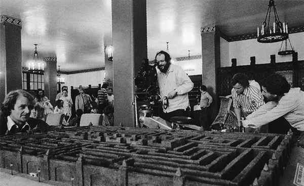 샤이닝(1980)

이 영화의 유명한 호텔 미로 씬을 직접 찍고 있는 스탠리 큐브릭 감독