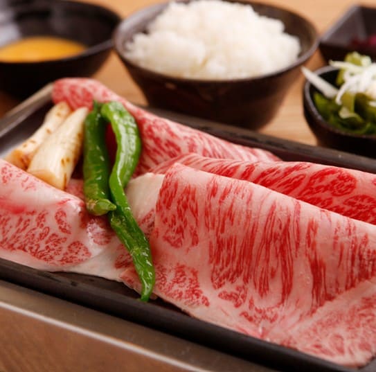 소고기가 접시위에 올려져 있다