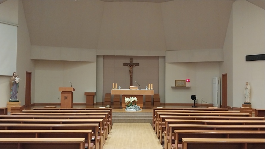 무악재성당 성전 안 제대, 제단, 십자고상, 감실 사진