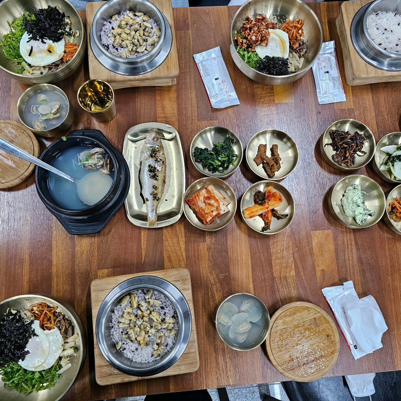 바지락솥밥, 바지락국 등과 각종 반찬이 상에 놓인 모습