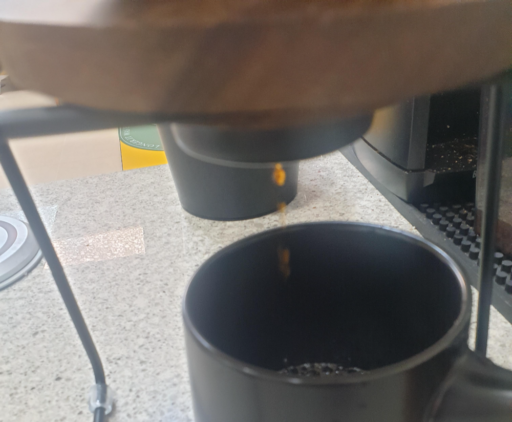 커피 추출액이 방울방울 점으로 떨어지기 시작한다.