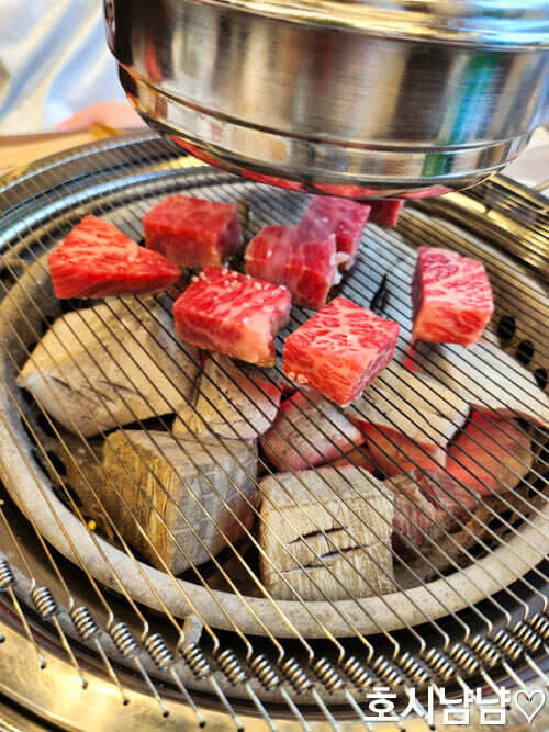 화로구이 소요일 불판 위 올린 생 눈꽃갈비살