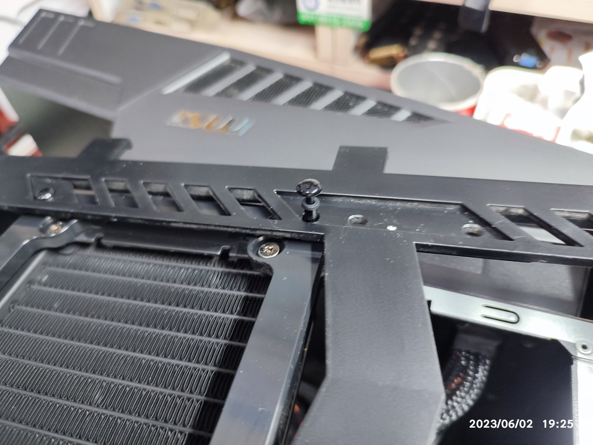 수랭 쿨러 구멍에 가이드를 넣고 고정핀을 박습니다.