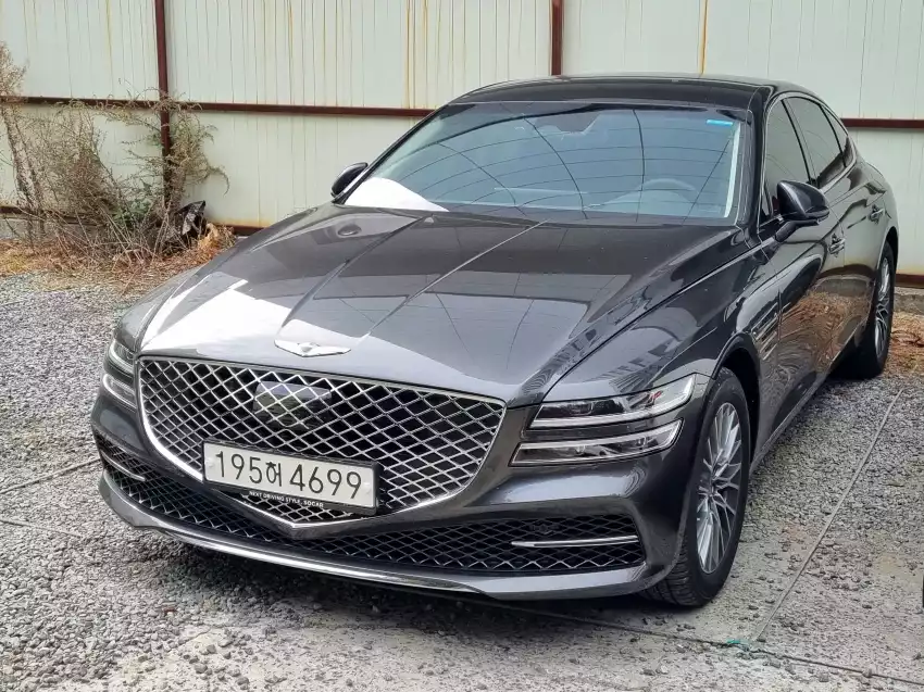 쏘카에서 서비스 운영이 시작된 더 뉴 G80입니다.