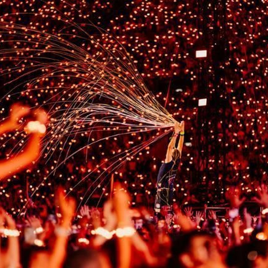 대형 공연장에서 수많은 관객이 함께 노래를 따라 부르는 장면, 가사의 의미를 완전히 이해하지 못해도 하나의 목소리로 이어지는 집단 노래 현상, 아리랑과 같은 참여형 노래 구조, BTS 공연과 유사한 분위기