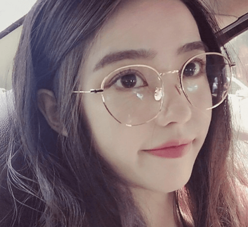 안경을 쓰고 웃고 있는 연예인