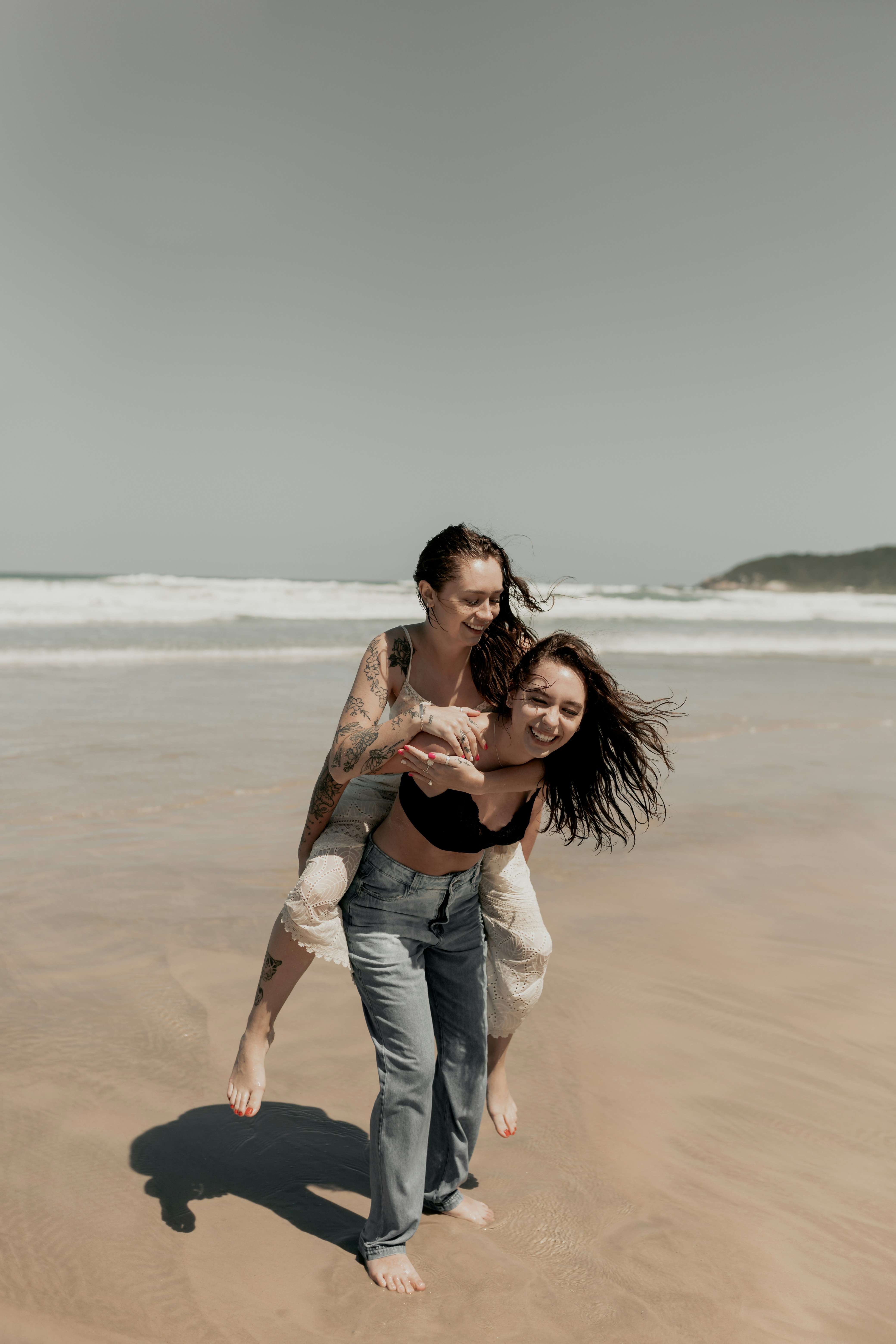 모녀가 함께 해변을 걷는 장면 관련 사진