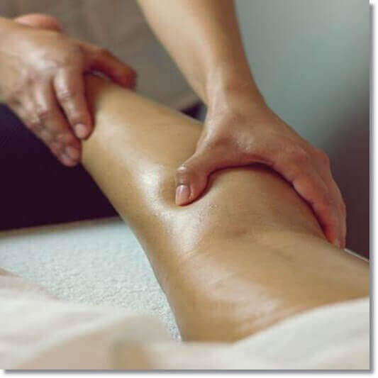 근육 경련에 도움이되는 마조람 오일, 다리 마사지 하는 여성