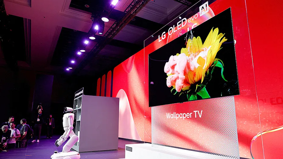 LG Wallpaper TV 전시 모습 &ndash; CES 2026 혁신 디스플레이 기술