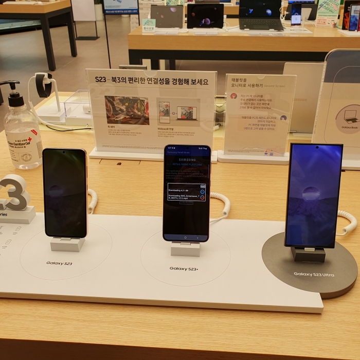 갤럭시 휴대폰이 테이블에 놓여있습니다.