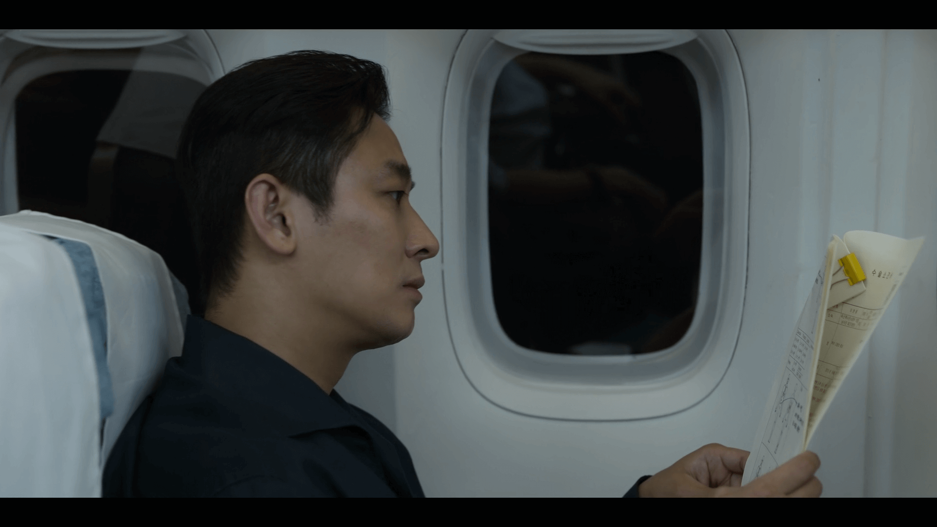 넷플릭스 드라마 '중증외상센터' 7화 - 남수단으로 향하는 비행기에 탑승한 백강혁