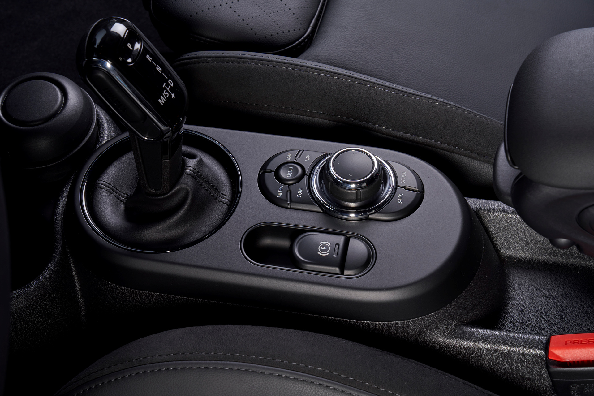 2024년식 미니 해치백 S 5도어 실내 1열 기어박스 사진