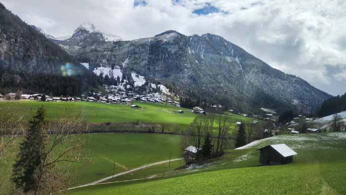 달리는 벨 에포크 기차 안에서 바라본 풍경 - 츠바이짐멘 Zweisimmen