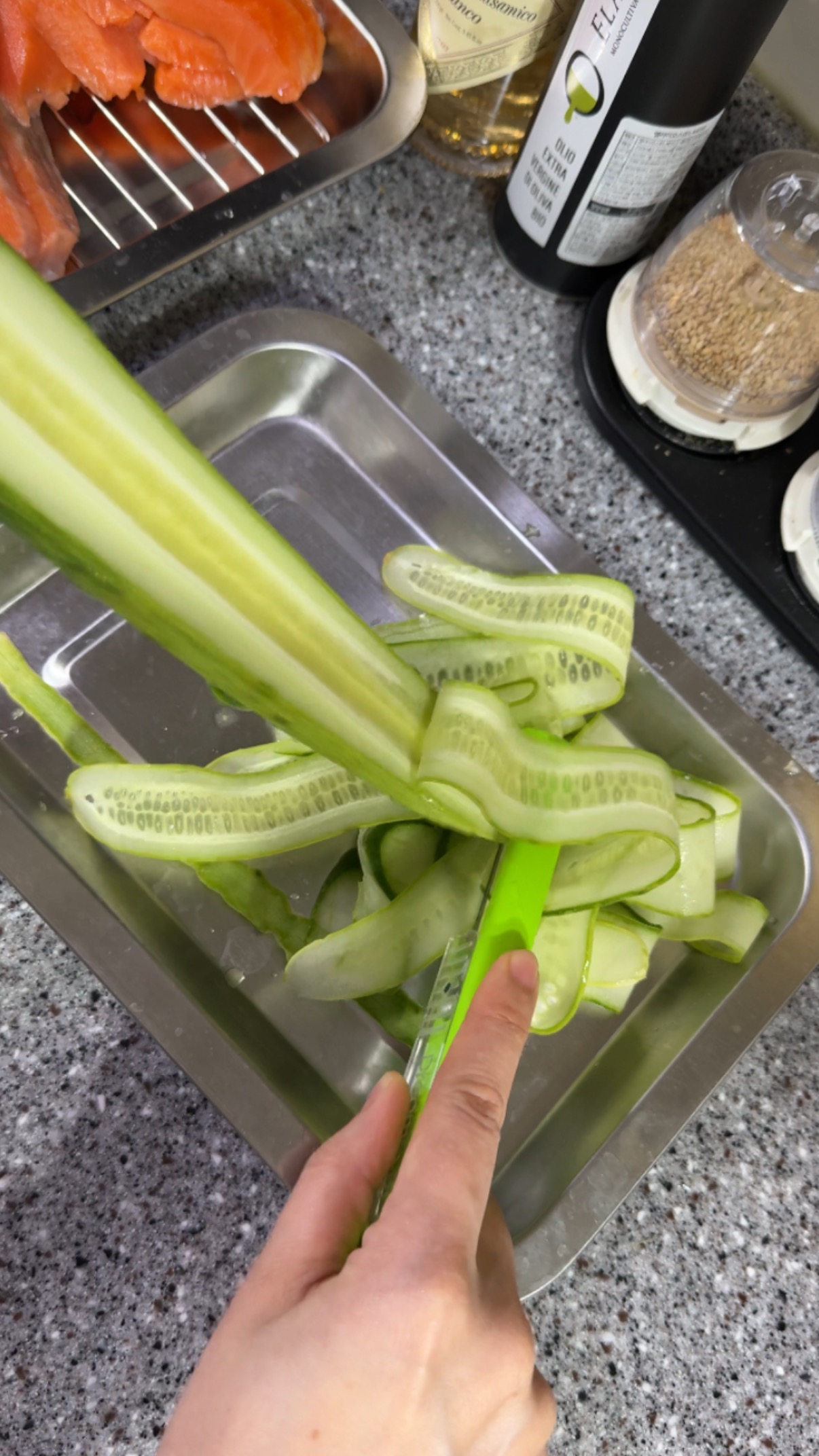 오이를 얇게 슬라이스한 모습