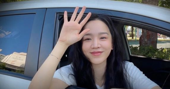 인사하는 신혜선