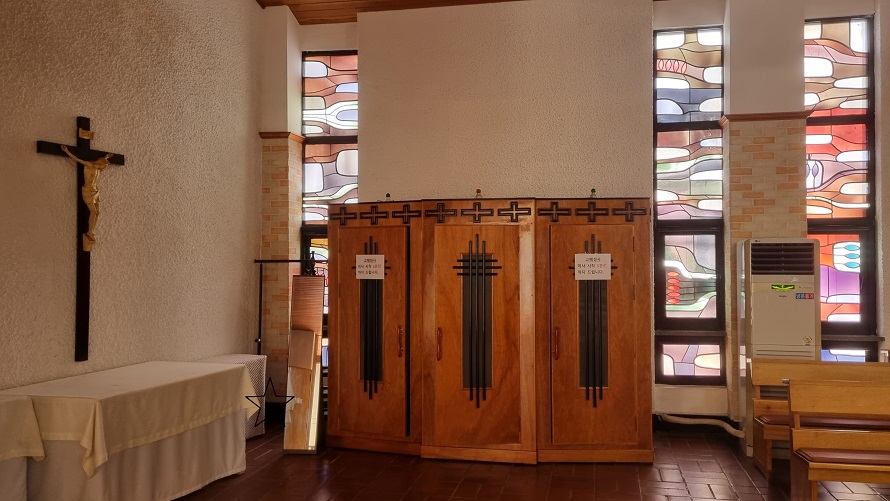 부산 중앙 주교좌성당 고해소, 유리화 사진