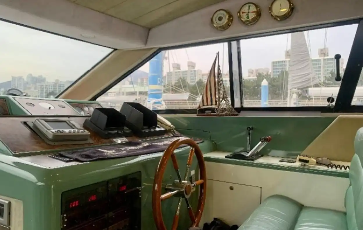 씨앤요트스테이-운전석