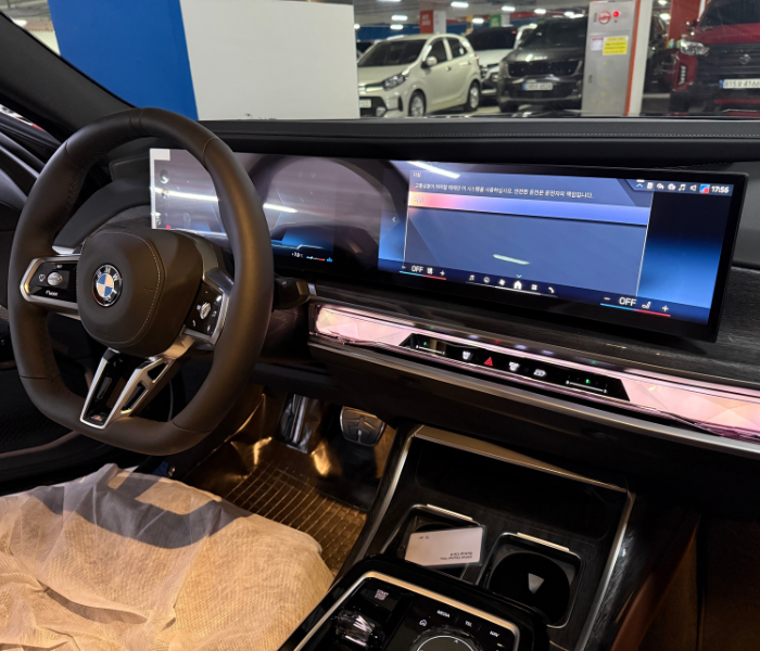 31.3인치 시어터 스크린이 탑재된 실내