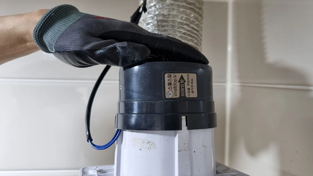 환풍기 댐퍼 연결하는 모습