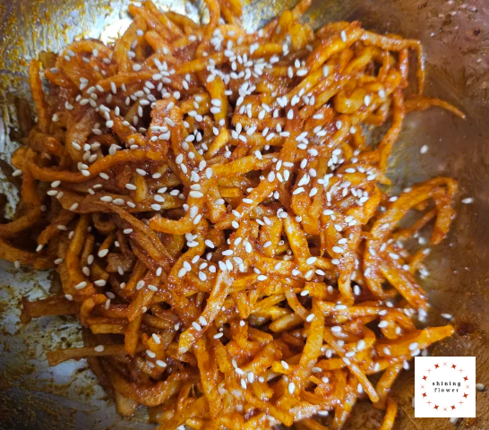 진미채무침-양념장 버무린 후 통깨 뿌려 완성