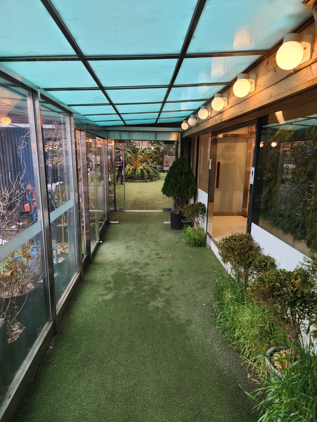 이복도를 지나면 식물원이 나옵니다.