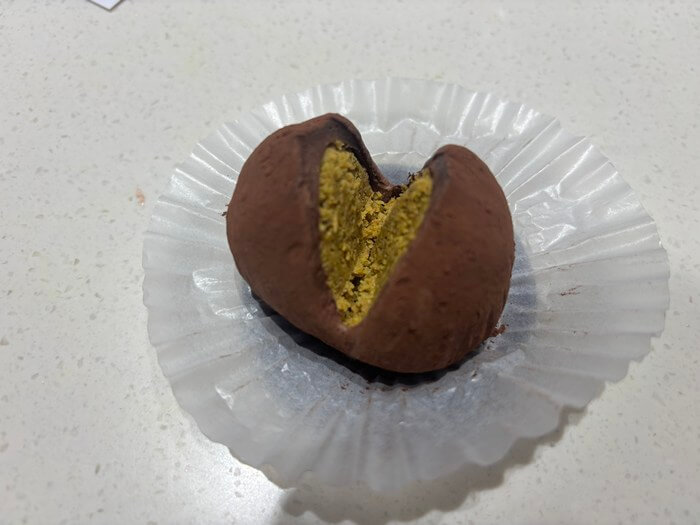 반으로 잘린 두바이쫀득쿠키