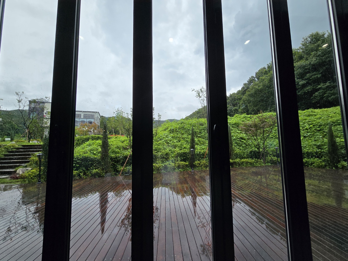 1층 테라스 쪽 전망