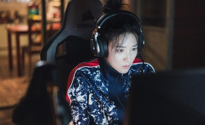 컴퓨터 하는 이영애의 모습